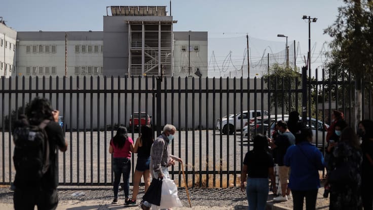 Muerte de interna en cárcel San Miguel: Familiares de reclusas denuncian que mujer murió en el penal y no en el Hospital Barros Luco