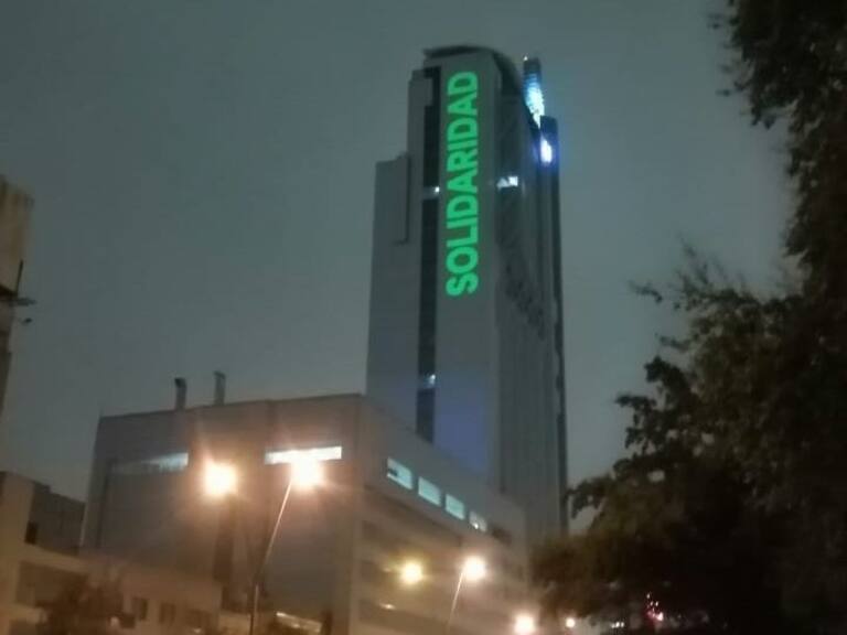 Artistas que proyectan frases en edificio Telefónica: «Nunca ha sido el espíritu llamar a la violencia»