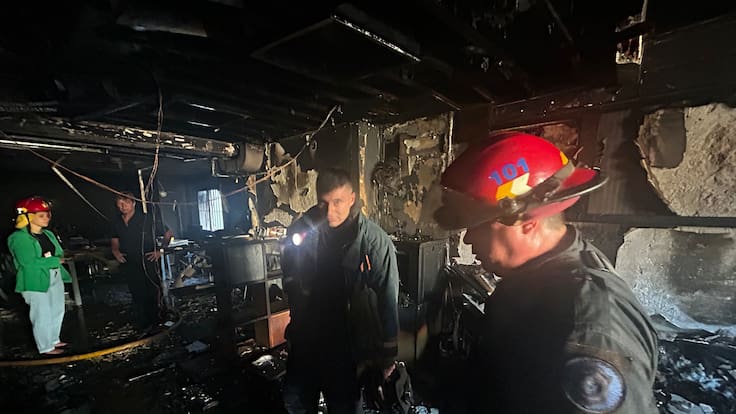 “La destrucción es total”: devastador incendio arrasó con la redacción de la Revista Anfibia