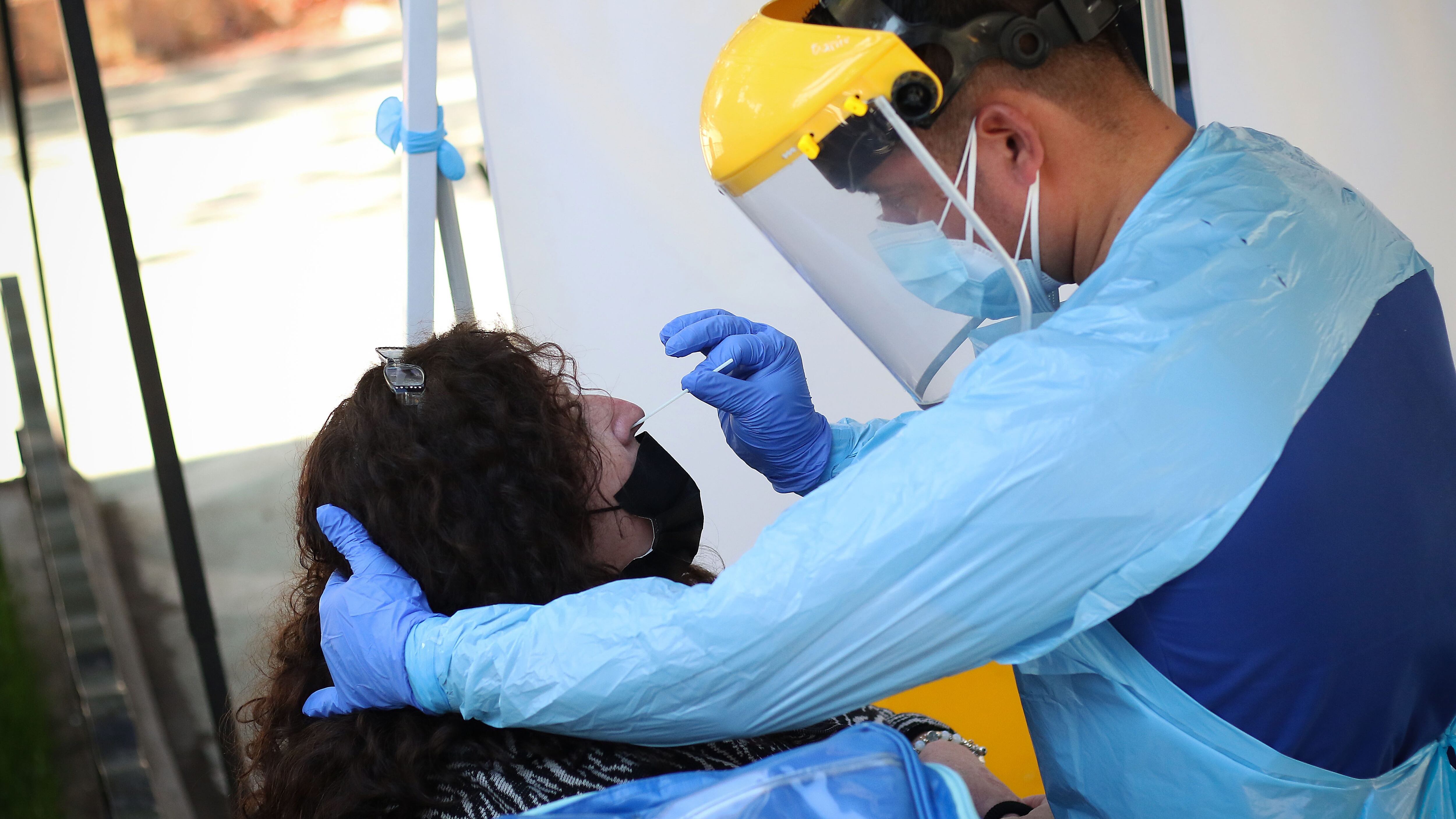 17 DE JULIO DE 2021/VALPARAISOUna mujer se practica un examen de PCR en la Plaza de la Victoria, en donde el Área de Salud del municipio de Valparaíso, realiza un operativo de vacunación contra el Coronavirus y la Influenza, además de búsqueda activa de casos Covid-19 positivos.
FOTO: LEONARDO RUBILAR CHANDIA/AGENCIAUNO