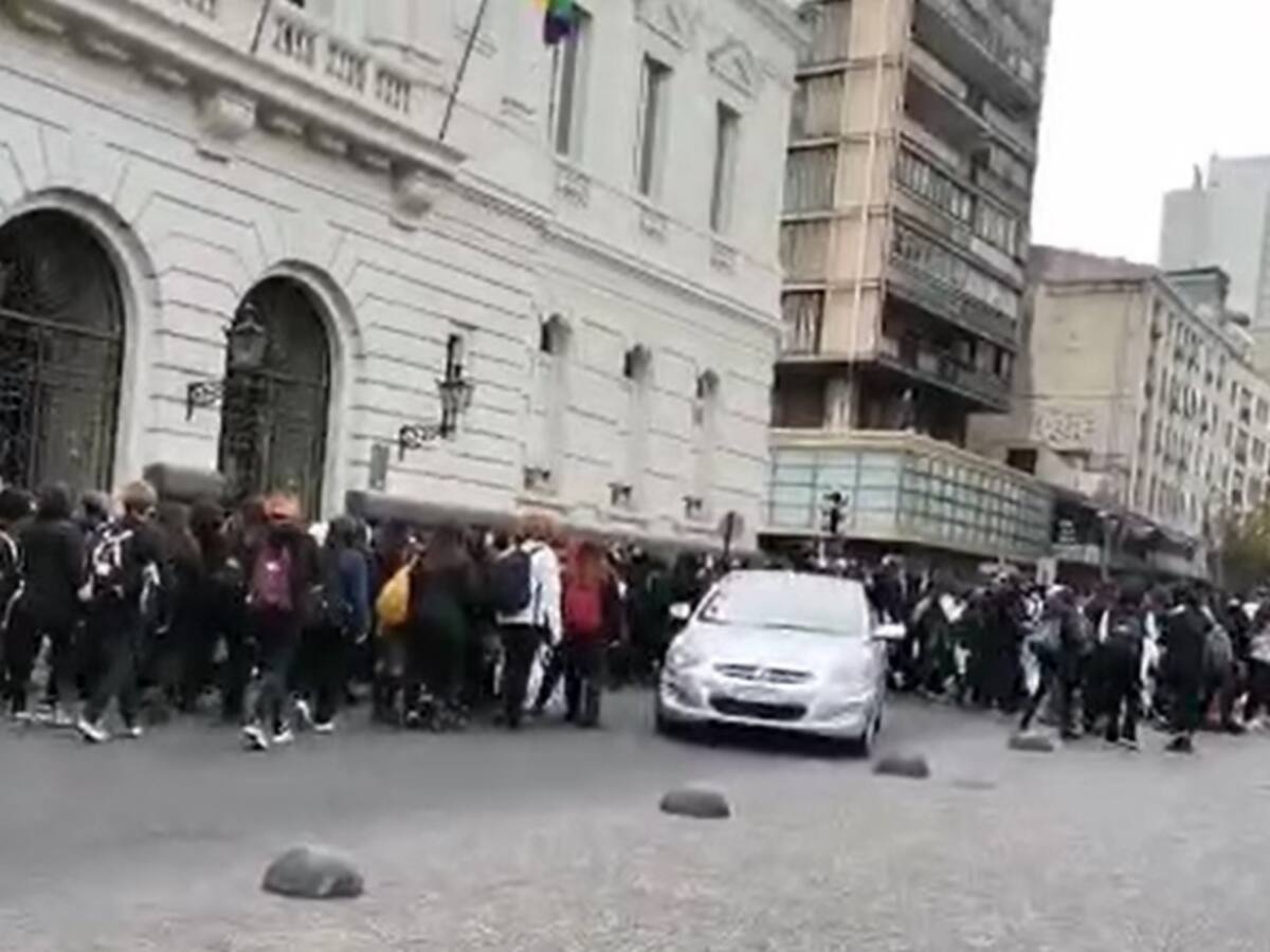 Estudiantes del Liceo 1 marchan pacíficamente por Santiago Centro