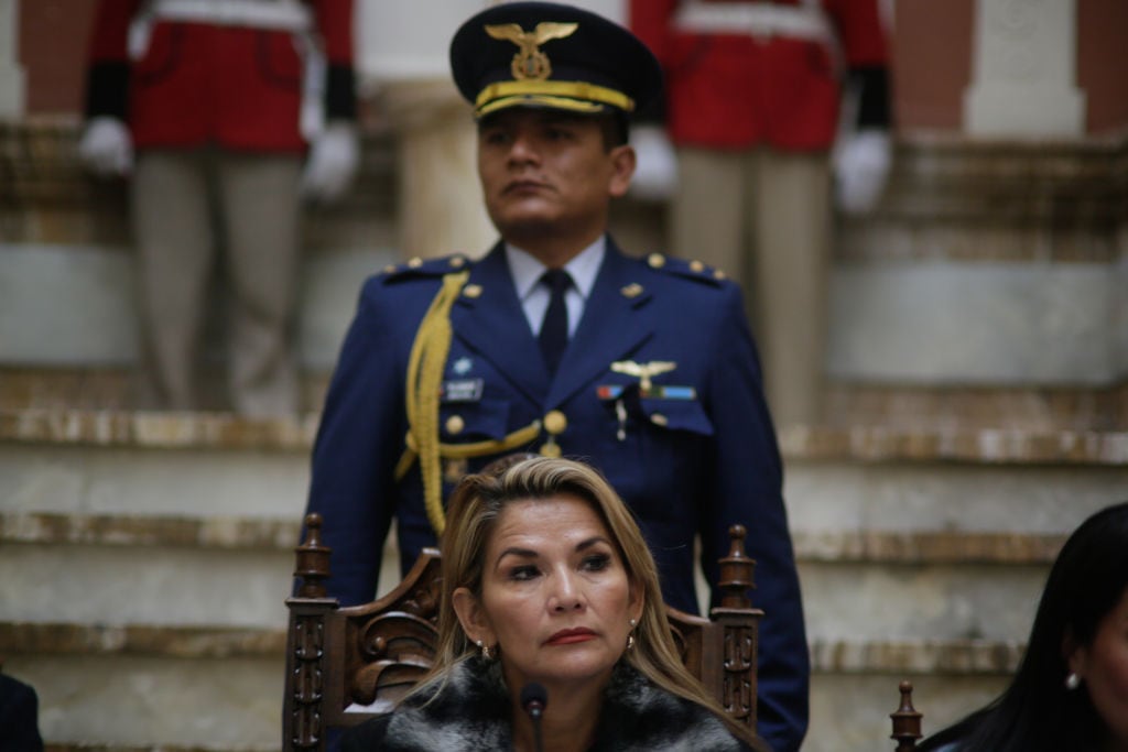 Áñez asume el régimen interino tres el golpe de estado de 2019 en Bolivia
