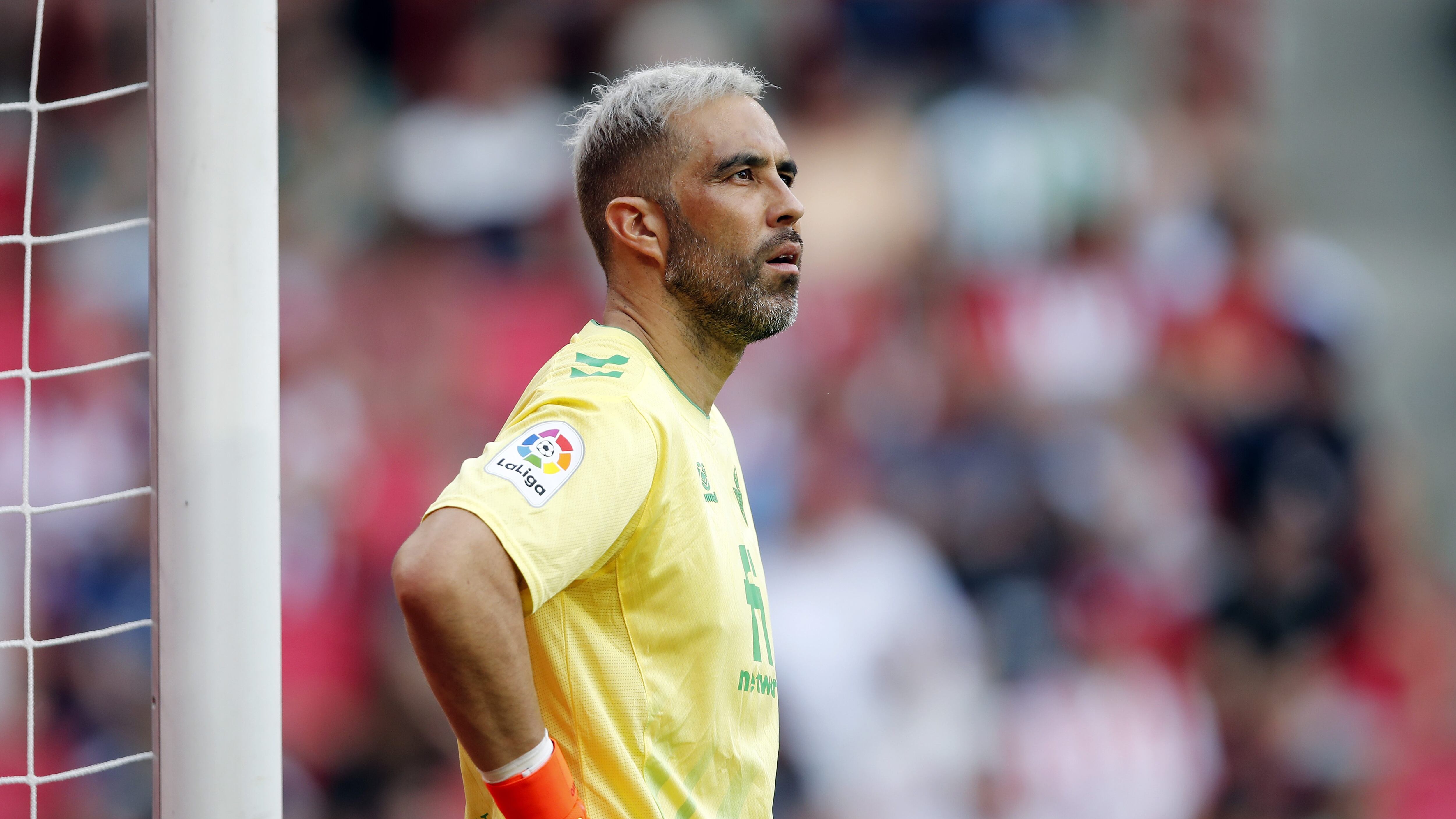 Claudio Bravo fue titular en derrota del Real Betis ante el PSV