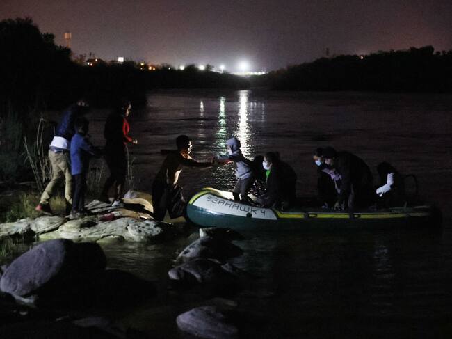 Una familia de inmigrantes intenta cruzar a México
