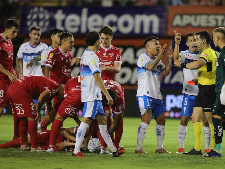 La estadística sobre el “tiempo muerto” que deja al fútbol chileno a años luz de otros torneos de Sudamérica y la Premier League