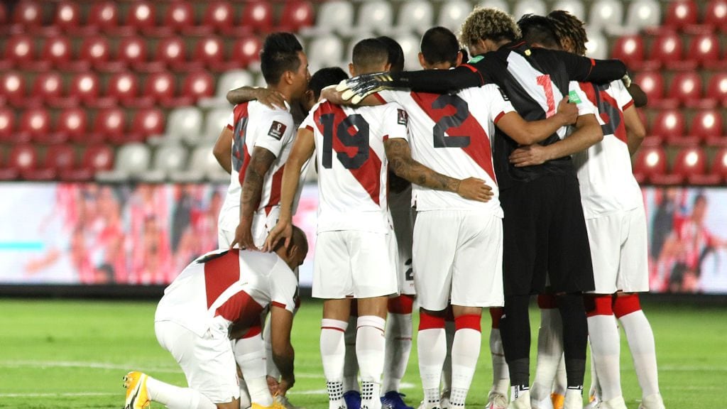 ASUNCION, PARAGUAY - OCTOBER 08: Players of Peru gather before a match between Paraguay and Peru as part of South American Qualifiers for Qatar 2022 at Estadio Defensores del Chaco on October 08, 2020 in Asuncion, Paraguay. (Photo by Luis Vera/Getty Images)