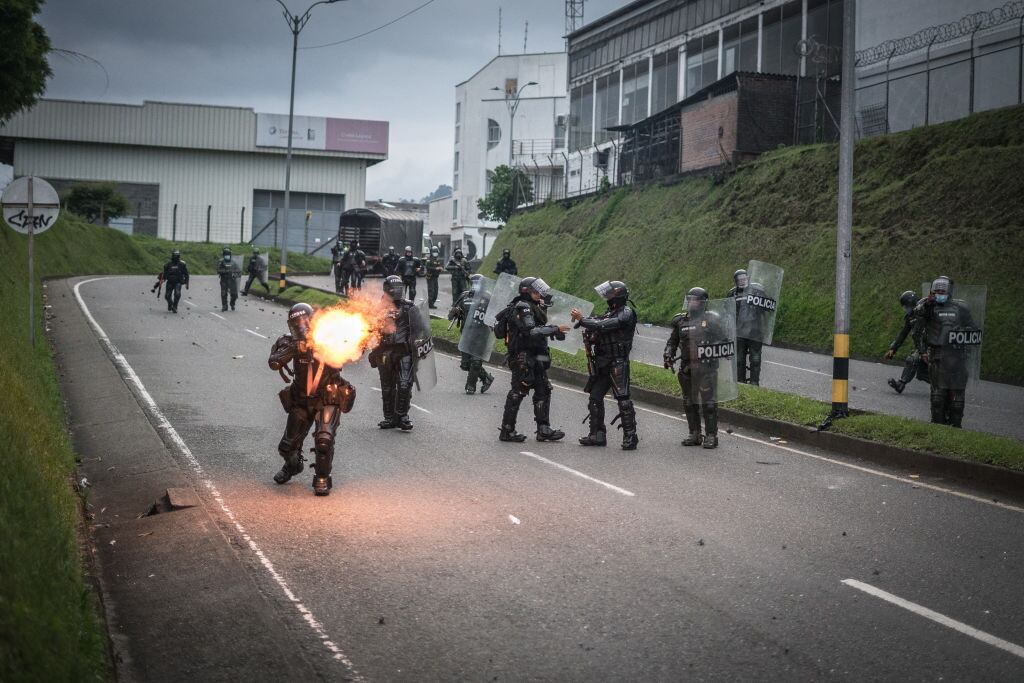 Policías disparan contra manifestantes en Colombia