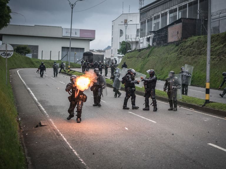 Policías disparan contra manifestantes en Colombia