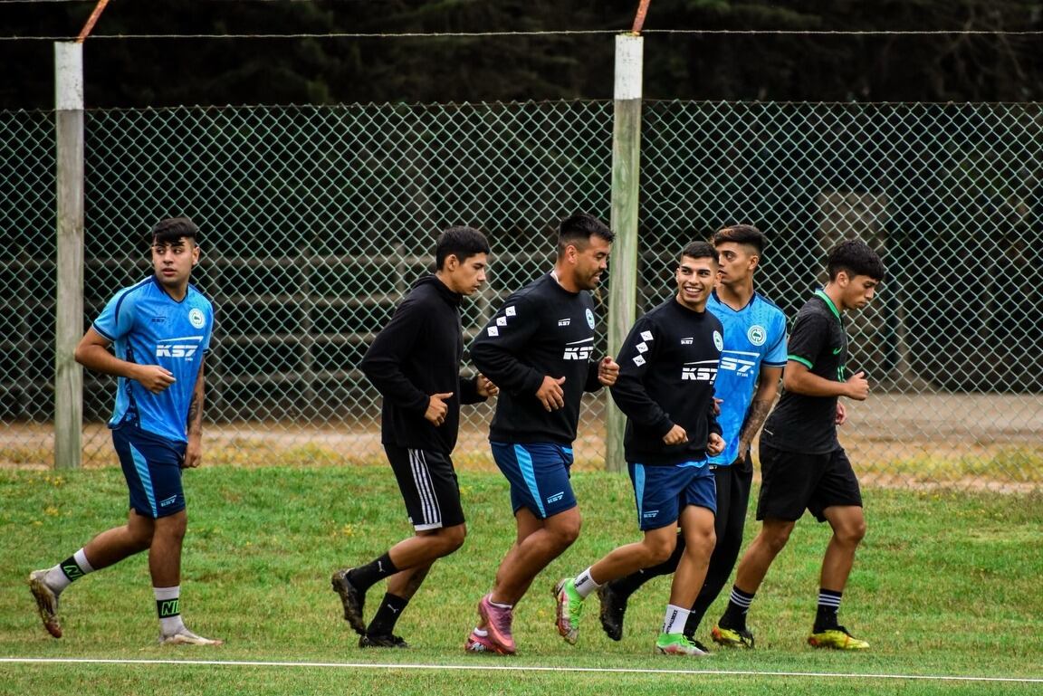 Gonzalo Espinoza entrenando con el plantel de Constitución Unido. Foto: @photography_lia.js