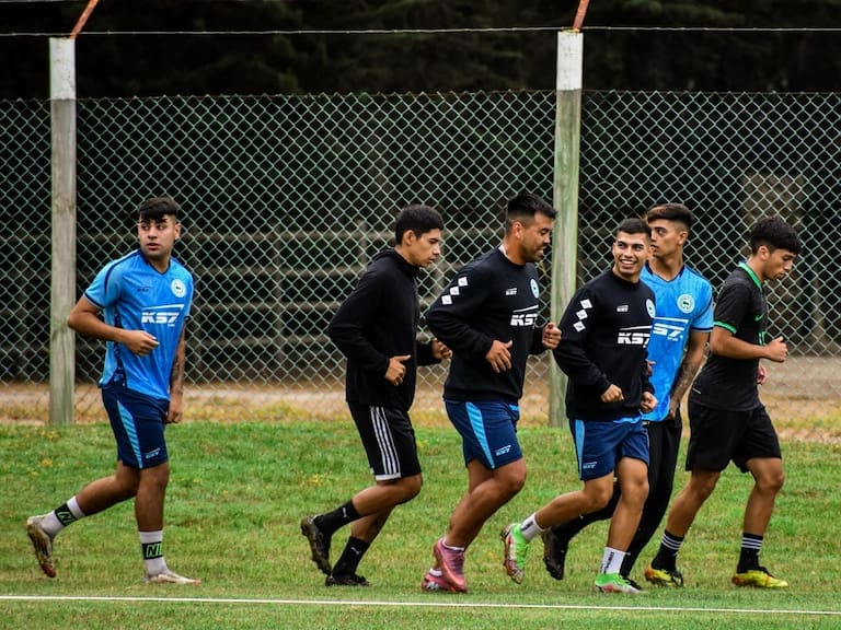 Gonzalo Espinoza entrenando con el plantel de Constitución Unido. Foto: @photography_lia.js