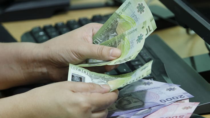 Desde “mejora la calidad de vida” hasta “baja demanda”: Gobierno y economistas reaccionan a caída de la inflación en Chile