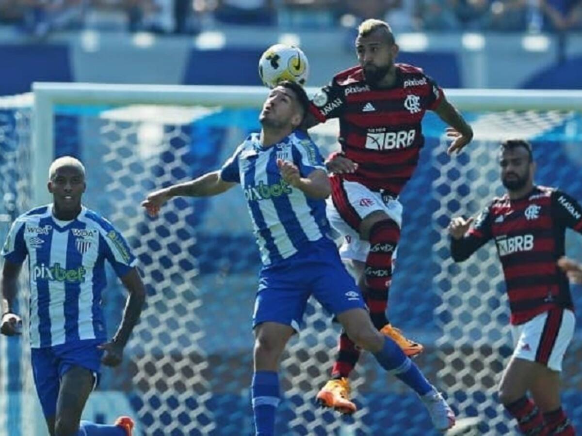 Arturo Vidal hizo su debut oficial por el Flamengo en sufrido triunfo sobre el Avaí por el Brasileirao
