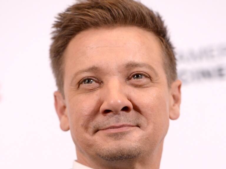 Jeremy Renner sale del hospital tras grave accidente: “Con mi familia en casa”