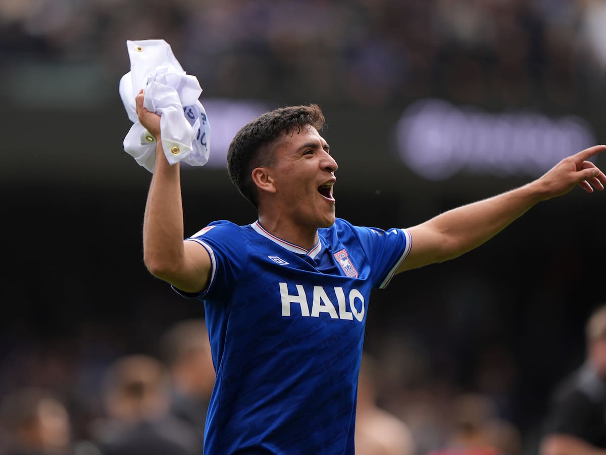Marcelino Núñez brilla en Inglaterra: anotó dos golazos de tiro libre en triunfo del Ipswich Town