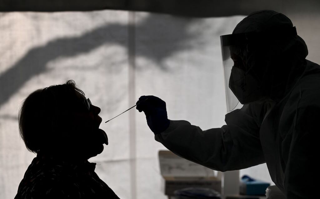 Trabajador de la salud realiza un examen del Covid-19 en Saxony-Anhalt, Naumburg