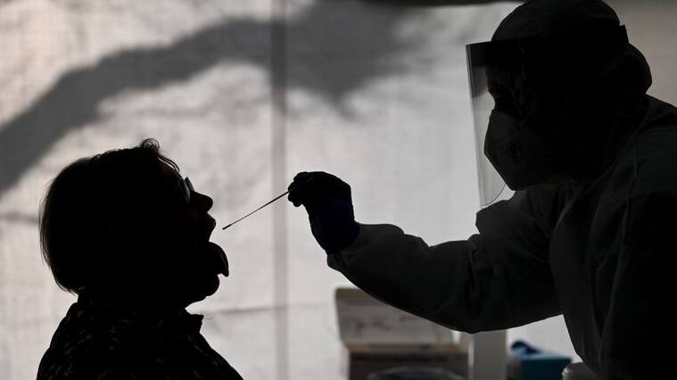 Trabajador de la salud realiza un examen del Covid-19 en Saxony-Anhalt, Naumburg