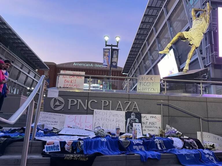 “Descansen en paz los ‘Mavs’”: las protestas en Dallas tras la salida de Luka Doncic