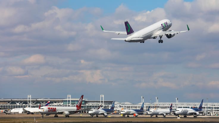 Estudio revela que esta es la forma más rápida de evacuar un avión durante accidentes