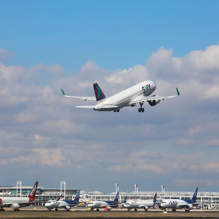 Estudio revela que esta es la forma más rápida de evacuar un avión durante accidentes