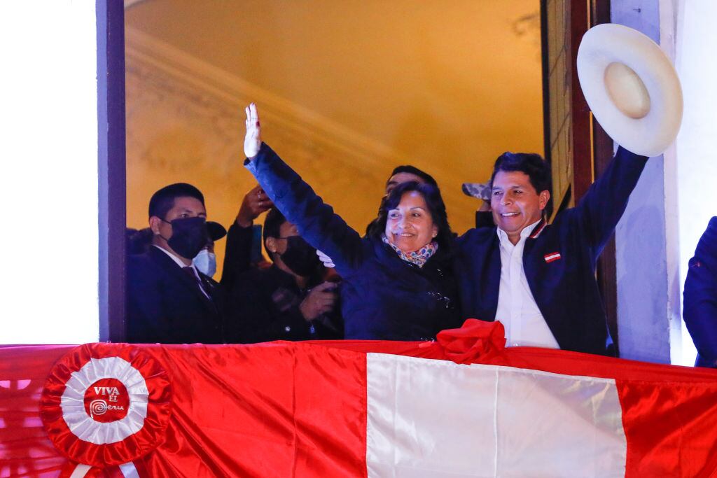 Pedro Castillo y Dina Boluarte festejan el triunfo oficial en las elecciones del Perú