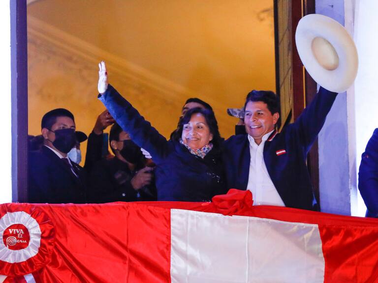 Pedro Castillo y Dina Boluarte festejan el triunfo oficial en las elecciones del Perú