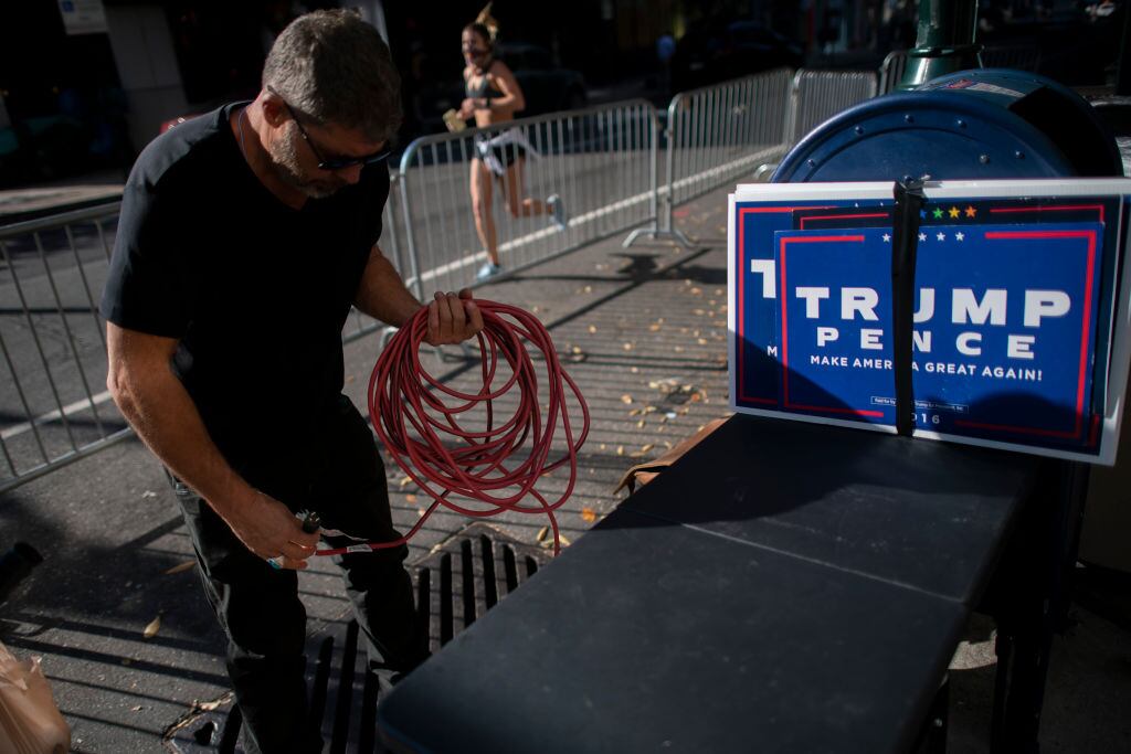 Un seguidor de Trump desarma su puesto de apoyo al republicano en Filadelfia