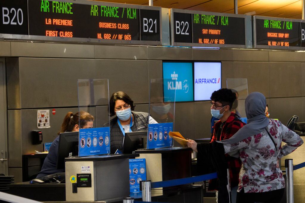 Pasajeros se registran en el aeropuerto de Los Angeles