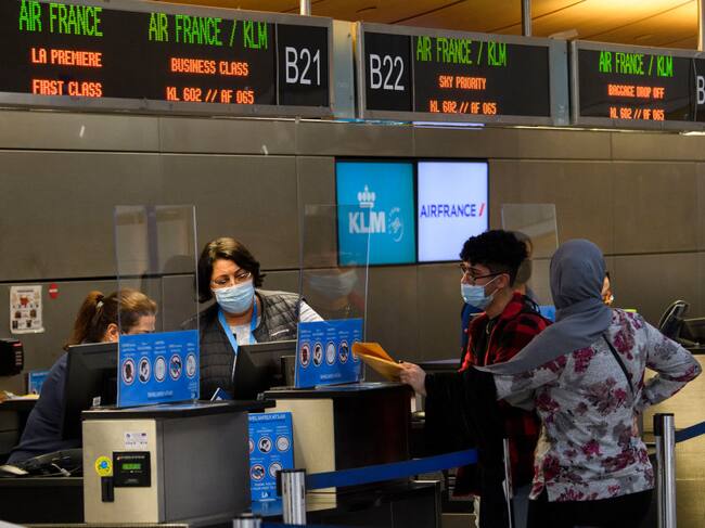 Pasajeros se registran en el aeropuerto de Los Angeles