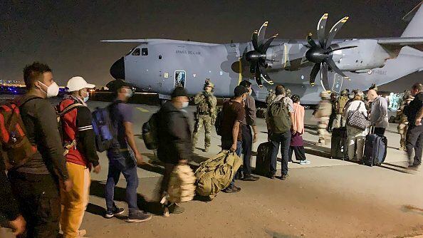 Impactante imagen de evacuados de Afganistán en avión militar