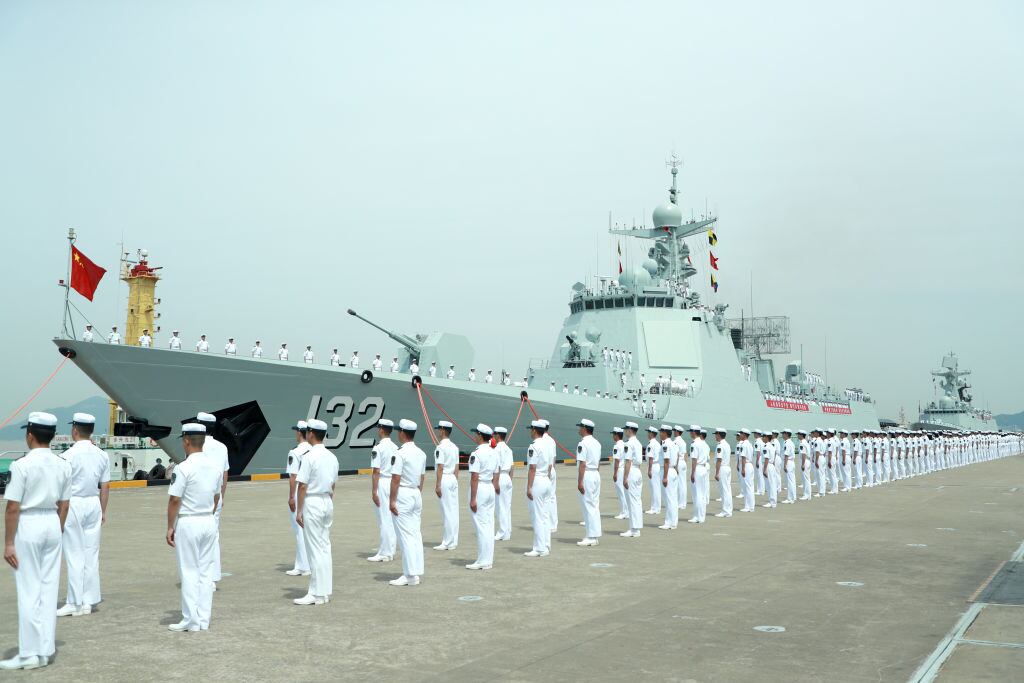 Marinos se alistan para abordar el destructor Suzhou de China