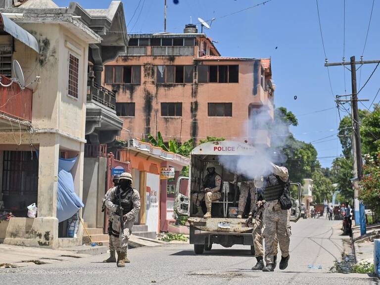 Policía de Haití dispara para enfrentar al crimen organizado en la capital