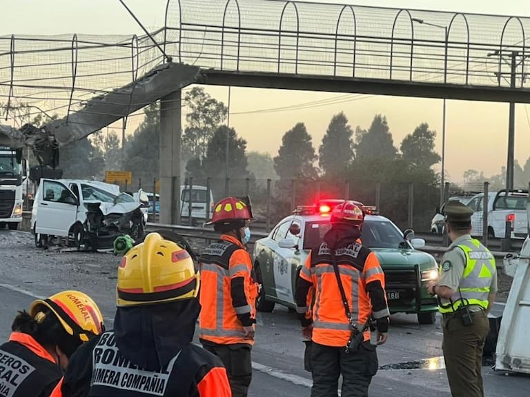 Camión tolva choca pasarela