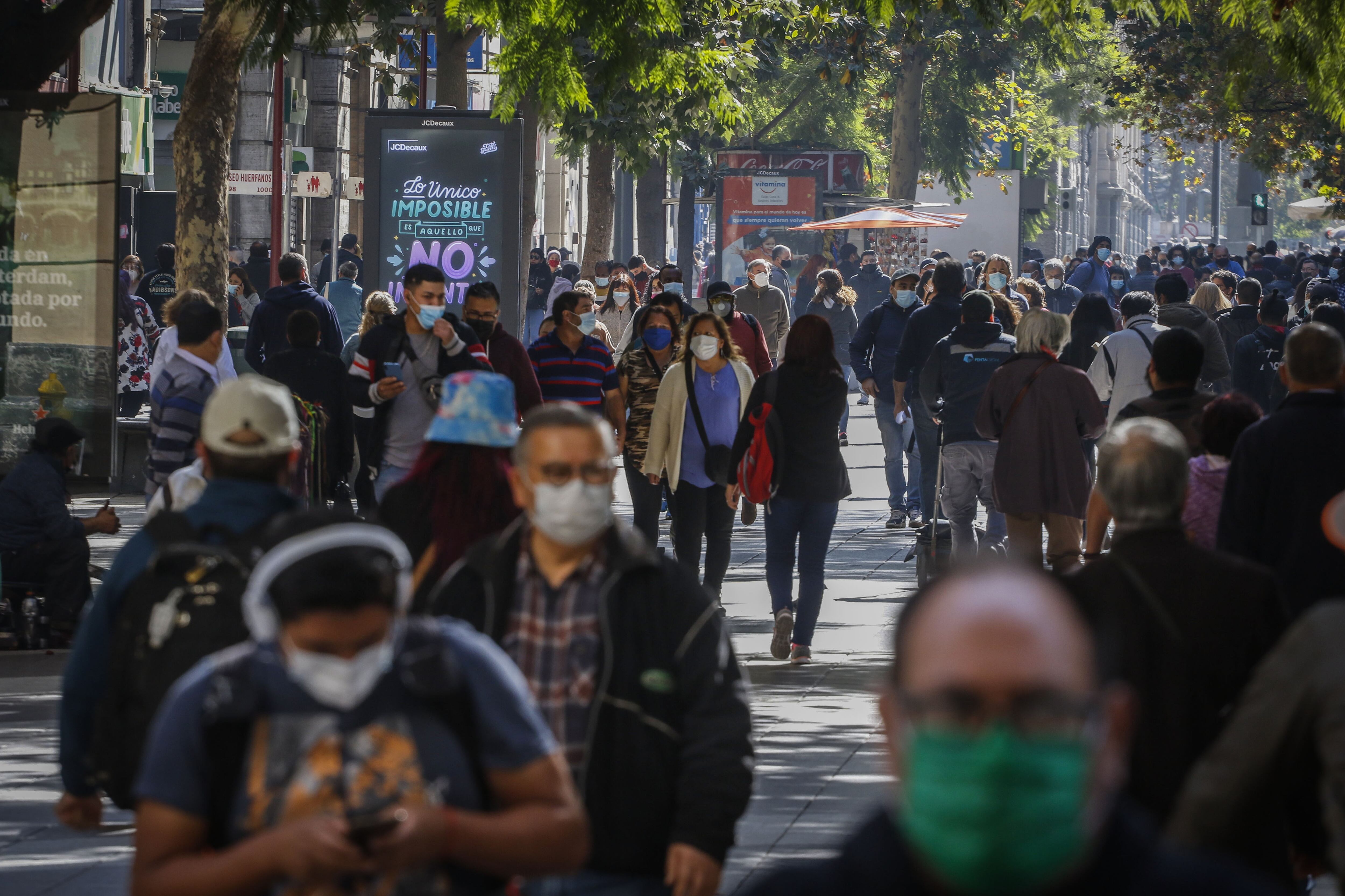 3 de mayo del 2021/SANTIAGOA pesar de la cuarentena que vive la comuna de Santiago, cientos de transeúntes, circulan pr el principal paseo peatonal de la Región Metropolitana, el paseo Ahumada.
FOTO: SEBASTIAN BELTRAN GAETE/AGENCIAUNO