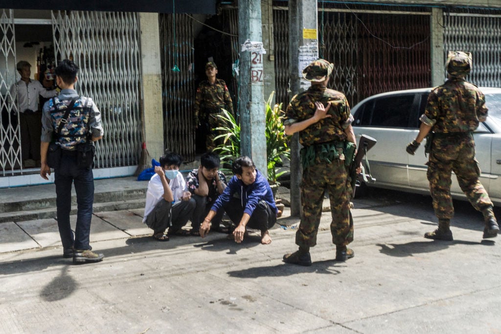 Fuerzas militares detienen a civiles por manifestarse contra el golpe de estado