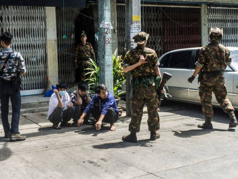 Fuerzas militares detienen a civiles por manifestarse contra el golpe de estado