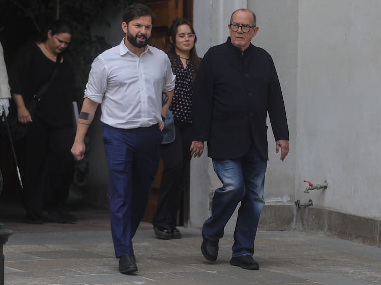 "Es mi amigo": Silvio Rodriguez se reúne con el Presidente Boric en La Moneda durante paso por Chile