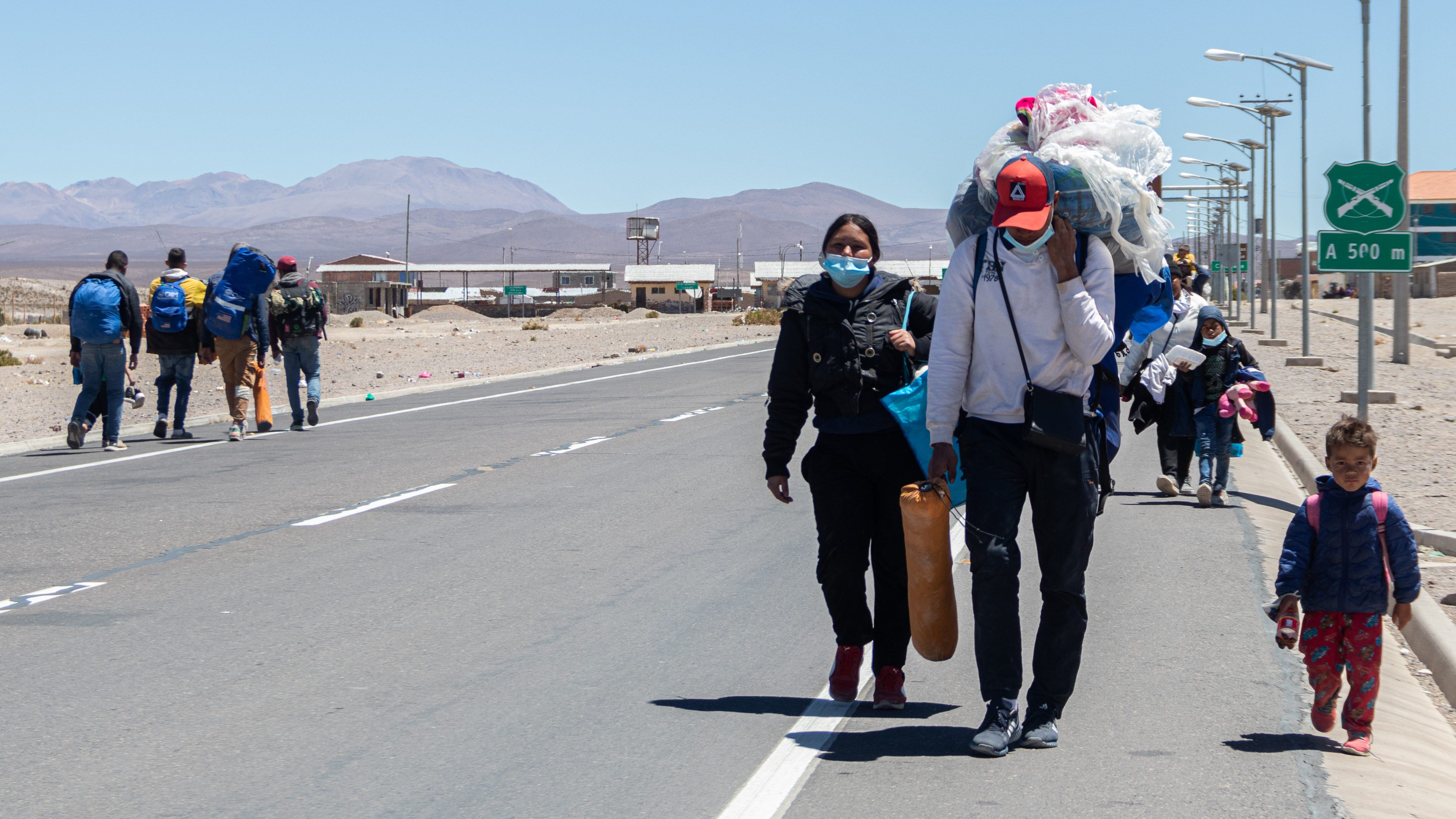 26 DE SEPTIEMBRE DE 2021 / IQUIQUE
Migrantes venezolanos ingresan por el poblado fronterizo de Colchane, en la frontera entre Chile y Bolivia, ubicada a unos 1.900 kilómetros al norte de Santiago de Chile,a la espera de lograr arribar a Iquique u otras ciudades del país.

FOTO: LUCAS AGUAYO /AGENCIAUNO