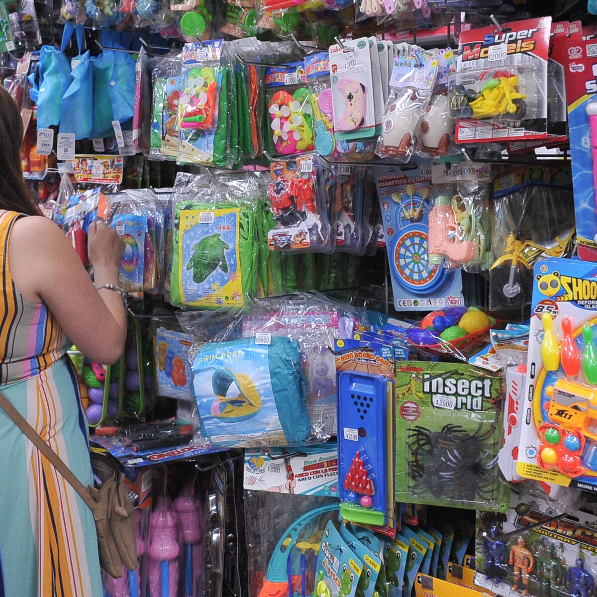 Productos etiquetados en otro idioma y sin boleta: acusan pasividad en fiscalizaciones del Sernac a malls chinos