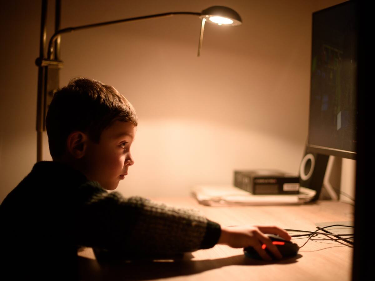 Alerta por acceso a pornografía en niños desde los 6 años: experta entrega pautas a padres para abordar el tema sin culpas