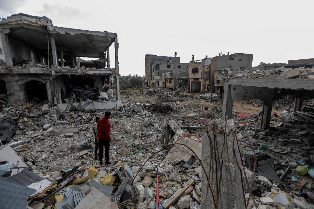 Dos palestinos observan la destrucción que provoca Israel en la Franja de Gaza