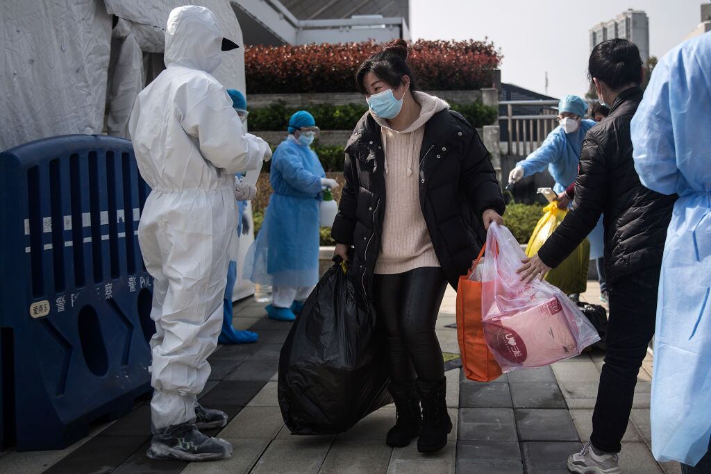 Pacientes sanos dejan un hospital en Hubei