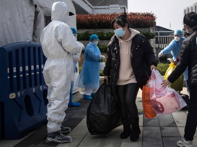 Pacientes sanos dejan un hospital en Hubei