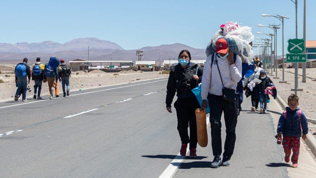26 DE SEPTIEMBRE DE 2021 / IQUIQUE
Migrantes venezolanos ingresan por el poblado fronterizo de Colchane, en la frontera entre Chile y Bolivia, ubicada a unos 1.900 kilómetros al norte de Santiago de Chile,a la espera de lograr arribar a Iquique u otras ciudades del país.

FOTO: LUCAS AGUAYO /AGENCIAUNO