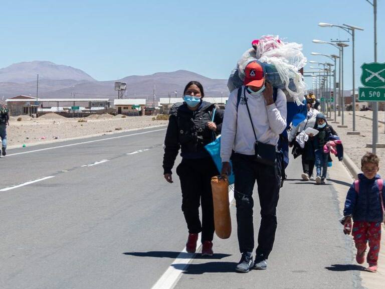 26 DE SEPTIEMBRE DE 2021 / IQUIQUE
Migrantes venezolanos ingresan por el poblado fronterizo de Colchane, en la frontera entre Chile y Bolivia, ubicada a unos 1.900 kilómetros al norte de Santiago de Chile,a la espera de lograr arribar a Iquique u otras ciudades del país.
FOTO: LUCAS AGUAYO /AGENCIAUNO