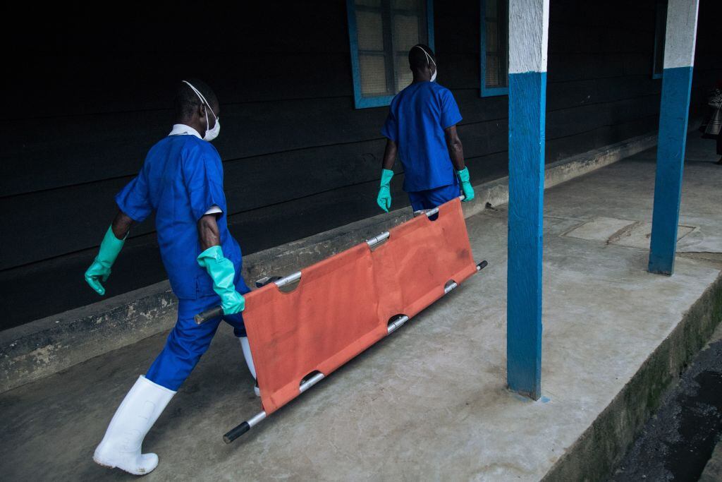 Trabajadores de la salud buscan a enfermos en el Congo