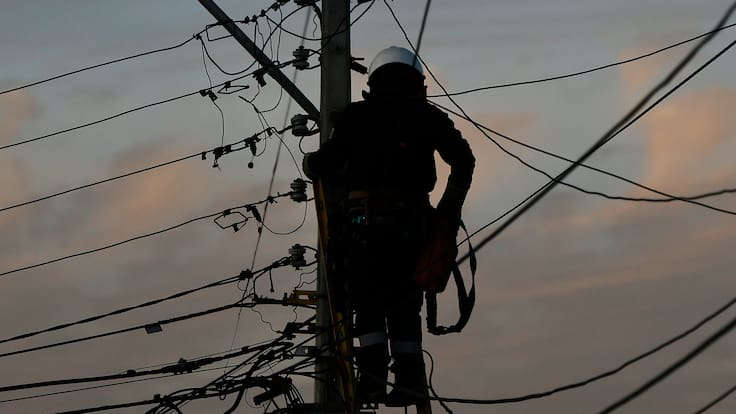 Municipalidad de Recoleta inicia retiro de cables en desuso con apoyo de Subtel y empresas de telecomunicaciones