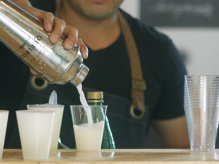 2 de Abril del 2017/SANTIAGO En el Estadio Italiano se realiza la cuarta versión del festival gastronómico “Día del Ceviche”. Durante el evento se llevará a cabo el Concurso del Mejor Pisco Sour.
FOTO: SEBASTIAN BELTRAN/AGENCIAUNO