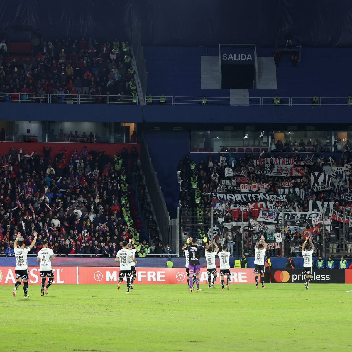 Bus en panne y proyectiles: las situaciones que sufrió el plantel y la barra de Colo Colo en la visita a Cerro Porteño