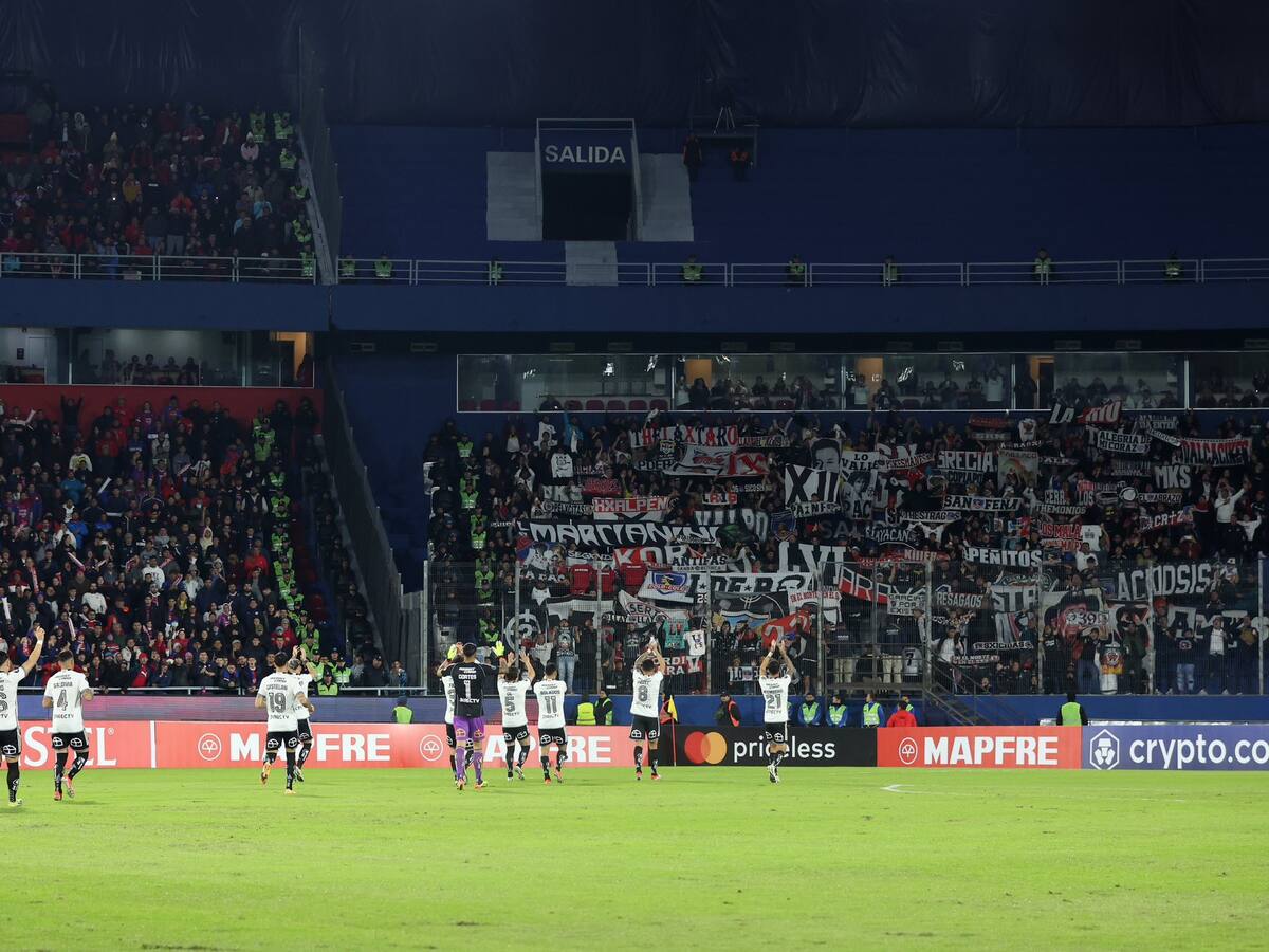 Bus en panne y proyectiles: las situaciones que sufrió el plantel y la barra de Colo Colo en la visita a Cerro Porteño