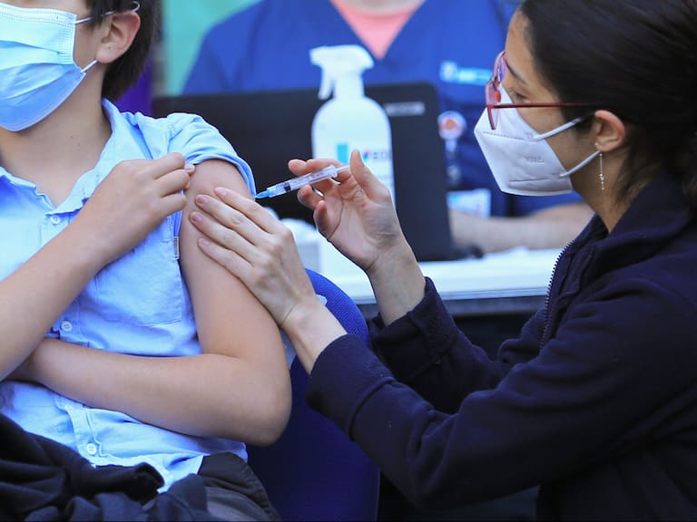 27 de Septiembre de 2021 / PROVIDENCIA Comienza el proceso de vacunación contra el Covid 19 para niños de 6 a 11 años en el colegio Providencia 
En La Foto: Alumno del colegio siendo Inoculado
FOTO: DIEGO MARTIN / AGENCIAUNO